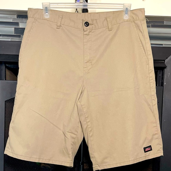 ChristianeElls's tweet photo. So good I had to share! Check out all the items I'm loving on @Poshmarkapp from @TPSPosher #poshmark #fashion #style #shopmycloset #dickies #george: https://t.co/yxtBBTlsiP https://t.co/P7fYZKjrOn