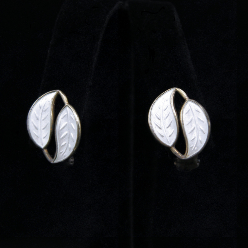 FlotsamMich's tweet photo. Classic, collectible elegance in Scandinavian sterling - David Andersen's iconic birch leaves.
#VintageJewelry #earrings #clipon #sterlingsilver #DavidAndersen #designer #signed #collectible https://t.co/8UvIFsAml5 https://t.co/yFUNm7EVM4