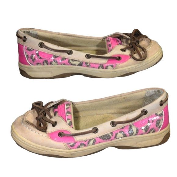 lonestarocker's tweet photo. So good I had to share! Check out all the items I'm loving on @Poshmarkapp #poshmark #fashion #style #shopmycloset #keds #sperry #verabradley: https://t.co/t7GIOlwhmT https://t.co/jWBfXiIgH9