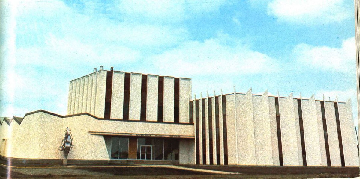 Recognize this building? 👀

This was the STF building in 1970, before the third and fourth floors were added!

This photo was featured on the cover of the March-April 1970 issue of the Arbos: The Journal of the STF.