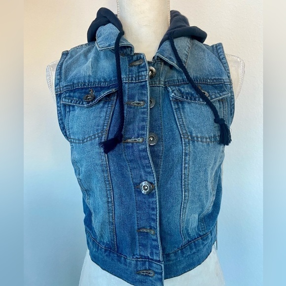 KCopying's tweet photo. So good I had to share! Check out all the items I'm loving on @Poshmarkapp from @LisaSco09014524 @Bwholesalers1 #poshmark #fashion #style #shopmycloset #cisono #jordan #framedenim: https://t.co/yd9woxKkCj https://t.co/aVXjbj3Jp2