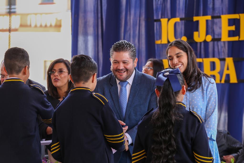 Agradezco la distinción que me otorgó la Escuela Primaria Anexa, para que la generación 2017 - 2023 lleve el nombre de su servidor, es un honor para mi esposa <a href="/KarnLobato/">Karen Lobato</a> y para mí, poder acompañar a una generación más de egresados. 

1/3