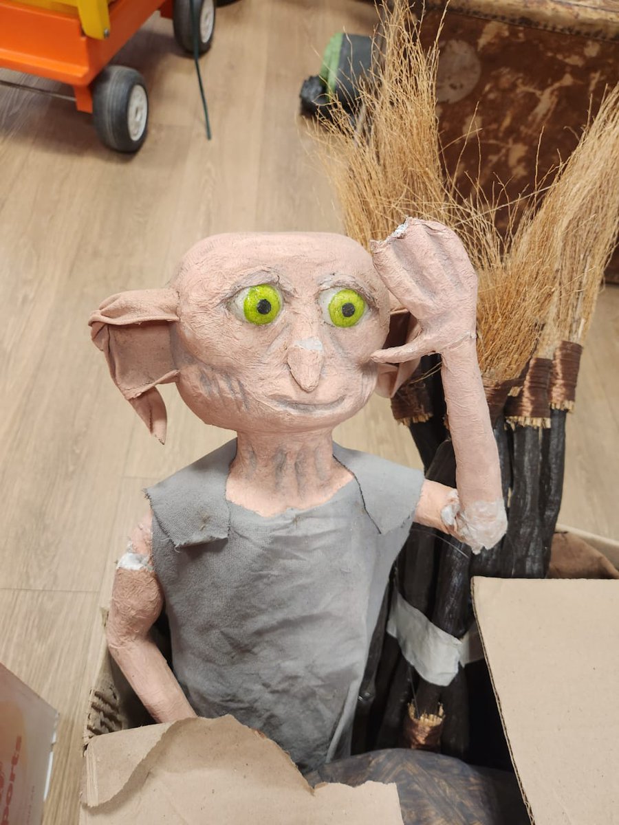 Gortoto's tweet photo. Mañana es el "Family Day" en el laburo, temática Harry Potter, y para decorar trajeron a este Dobby/Gollum/Bowie Extraterrestre/Larreta que si me perturba a mi, no me imagino a la criaturas. Obvio no me lo pierdo https://t.co/S9hEPPjtdE