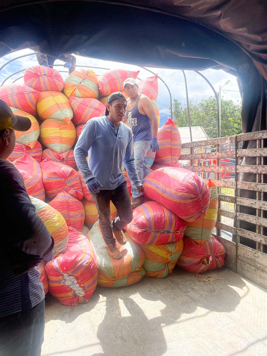 REMEcuador's tweet photo. #Guarango 49 toneladas de vaina seca de guarango, arbusto del bosque seco andino se recolectó y envió al mercado peruano, este 16 de julio, y es la primera vez que lo realiza la “Red Nacional de Producción y Comercialización de Guarango y otros productores del Bosque Andino”. https://t.co/zXyNYZBVgf