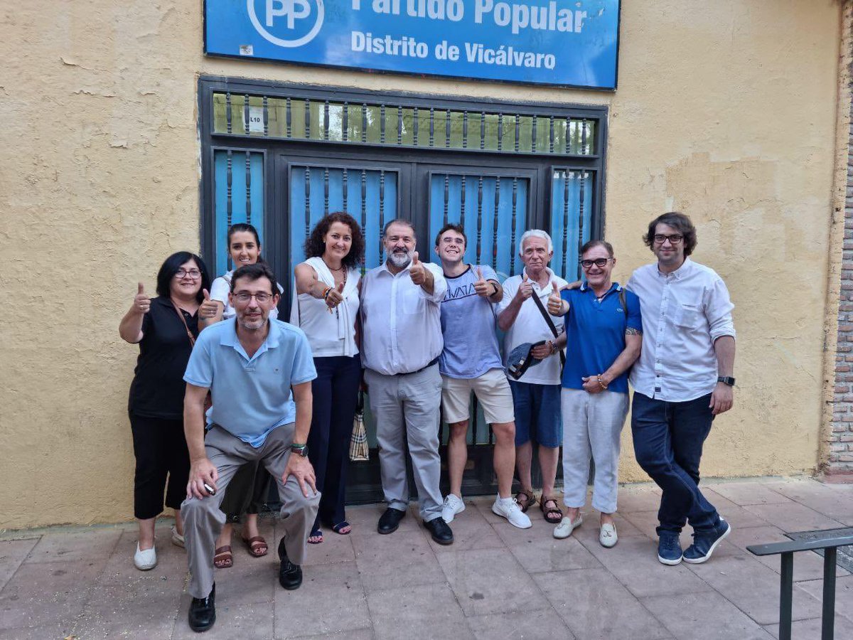 LolaNavarroArg's tweet photo. España necesita un cambio y la única papeleta que lo garantiza es la del #PartidoPopular
Hoy también en las calles de #Vicalvaro con su concejal #AngelRamos y su equipo y la candidata #EugeniaCarballedo
O el Sanchismo o España… de esto va.
Y lo entiende todo el mundo #VotaPP https://t.co/Df3GRBrNSa