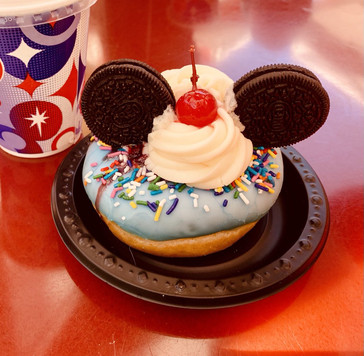 DAPs_Magic's tweet photo. Today only at #Disneyland! Special birthday cupcake is available from the Jolly Holiday bakery. 

#Disneyland68
#DisneylandBirthday
#dapsmagic https://t.co/HyS7iFIeLd