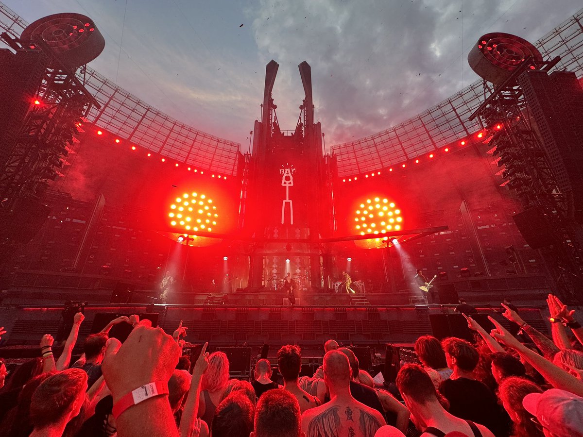 NrgAlina's tweet photo. War selber in Berlin am Samstag. Eins muss man #Rammstein lassen, die Musik und die Show sind einfach genial, aber den Text bei ‚Ohne Dich‘ so zu ändern, wie #Lindemann es am Sonntag gemacht hat ist einfach taktlos und ekelhaft. 
Ich stehe in keinster Weise hinter Lindemann!! https://t.co/lRcGwKnp9M