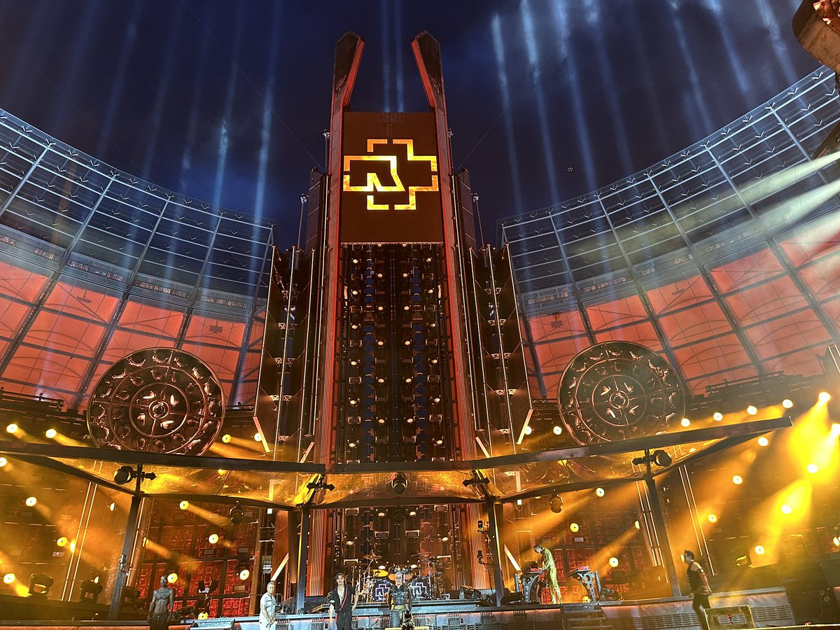 NrgAlina's tweet photo. War selber in Berlin am Samstag. Eins muss man #Rammstein lassen, die Musik und die Show sind einfach genial, aber den Text bei ‚Ohne Dich‘ so zu ändern, wie #Lindemann es am Sonntag gemacht hat ist einfach taktlos und ekelhaft. 
Ich stehe in keinster Weise hinter Lindemann!! https://t.co/lRcGwKnp9M