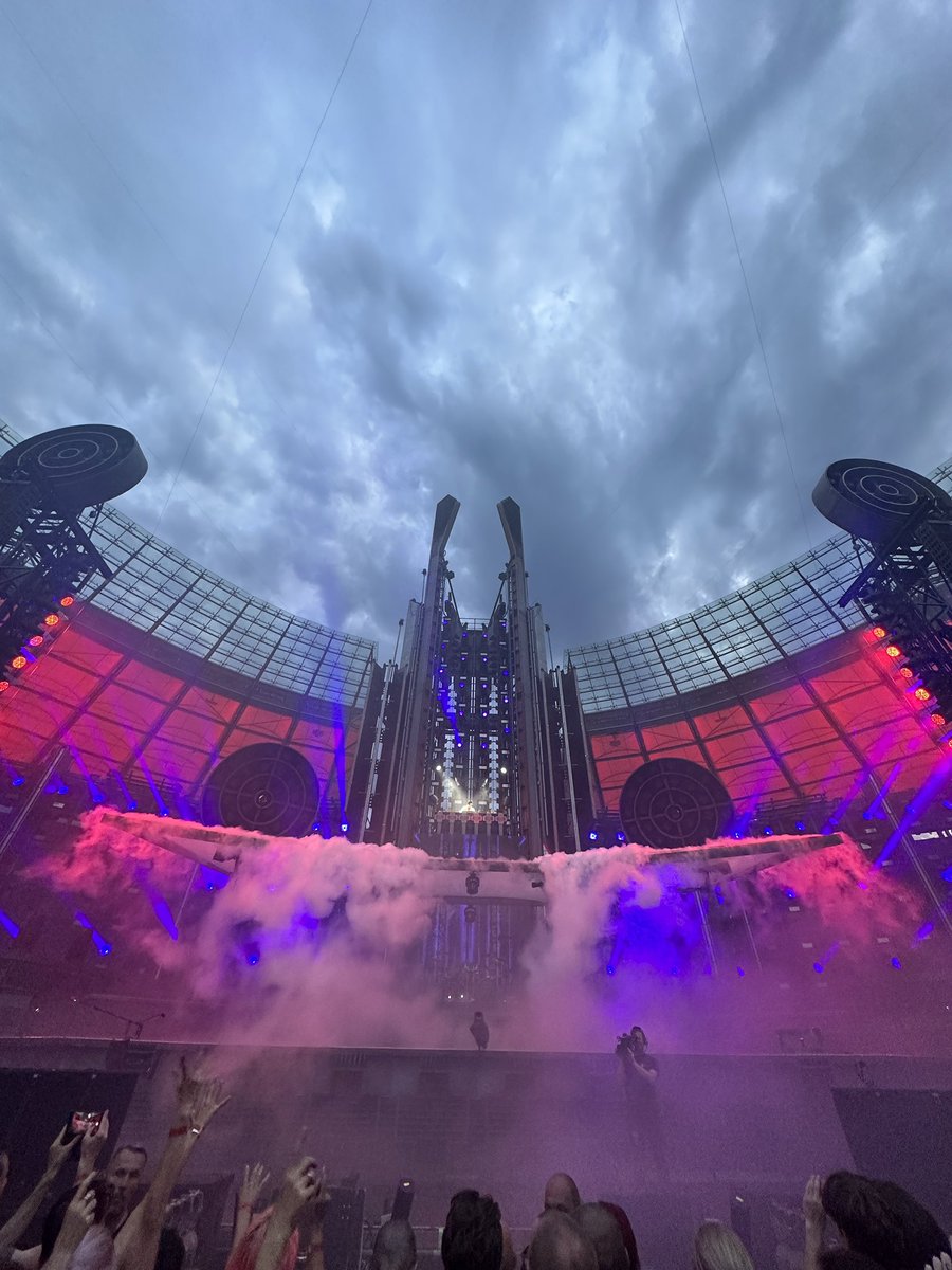 NrgAlina's tweet photo. War selber in Berlin am Samstag. Eins muss man #Rammstein lassen, die Musik und die Show sind einfach genial, aber den Text bei ‚Ohne Dich‘ so zu ändern, wie #Lindemann es am Sonntag gemacht hat ist einfach taktlos und ekelhaft. 
Ich stehe in keinster Weise hinter Lindemann!! https://t.co/lRcGwKnp9M