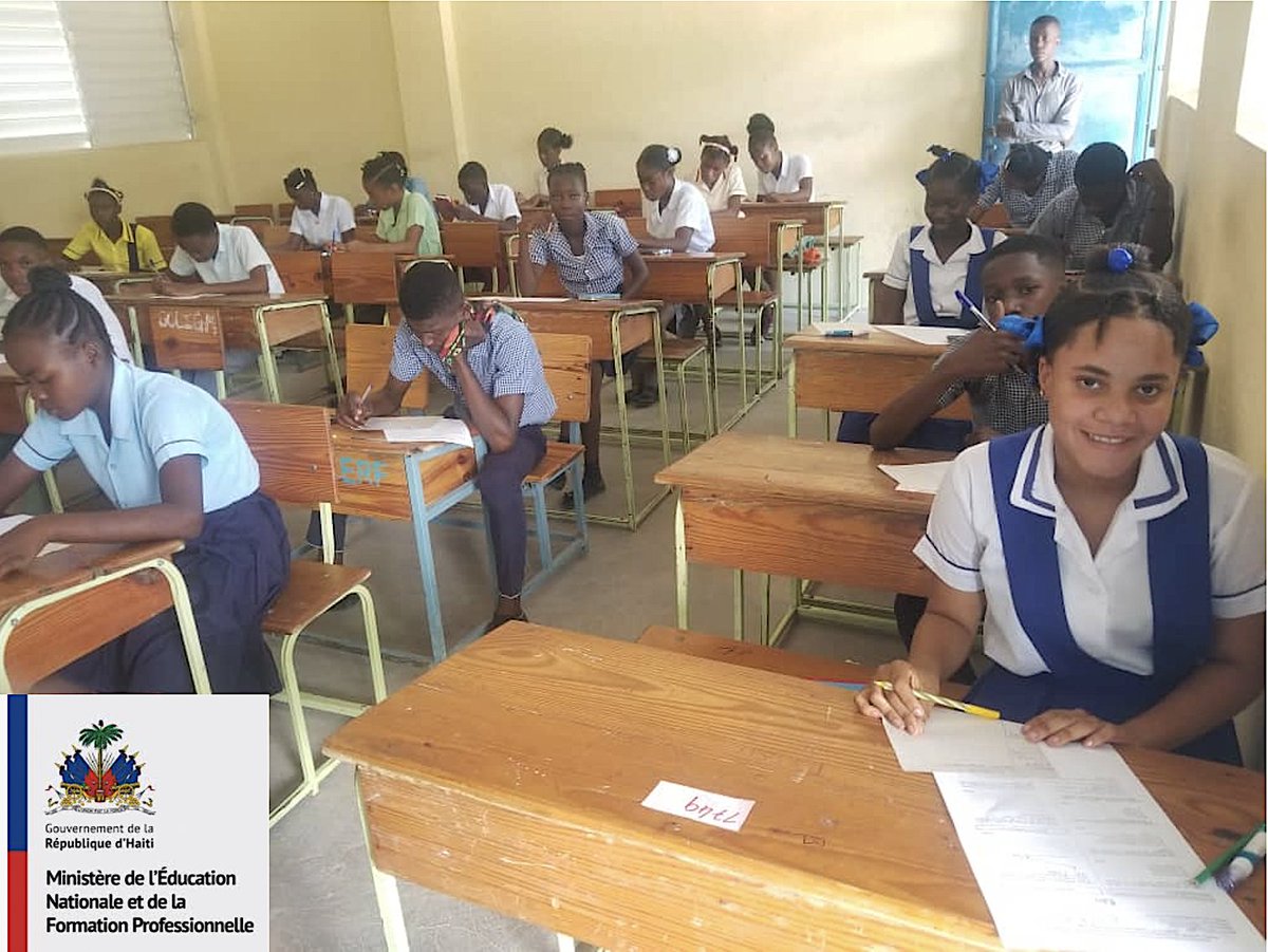 Tous les 849 centres d'examen de la 9e année ont fonctionné dans les 10 départements du pays, sans exception. Aujourd'hui, les élèves ont subi les épreuves de Communication française et de Sciences expérimentales. 18 juillet : Communication créole, Sciences sociales et Anglais.