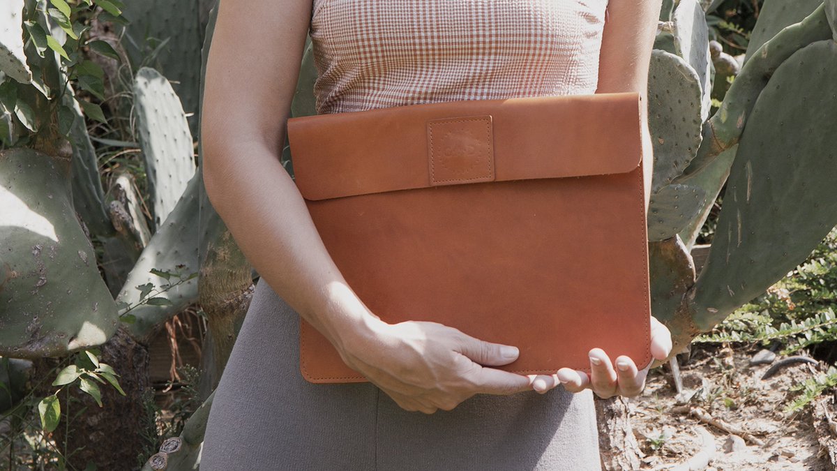 GadgetFlow's tweet image. Organize your documents in style with the Gad Roots Leather File Folder! 📂✨ 

Personalize it to make it truly yours and elevate your professional image. Stay organized with a touch of sophistication! 🌟📝 #LeatherGoods #OrganizedStyle 

🔗 Check it out: thegadgetflow.com/portfolio/gad-…