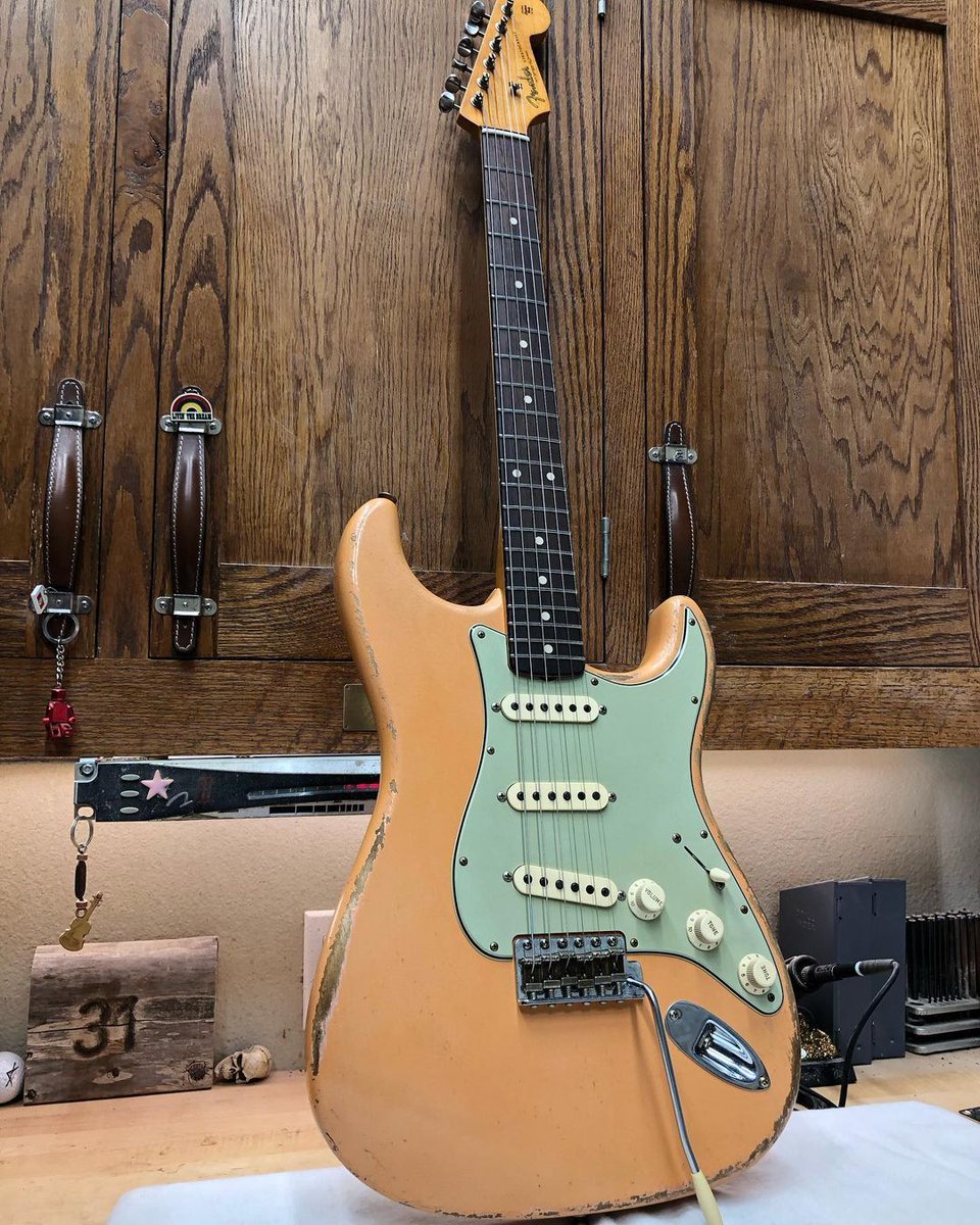 Kick off your week with a stellar Strat built by Paul Waller. Tag someone who would love this one.