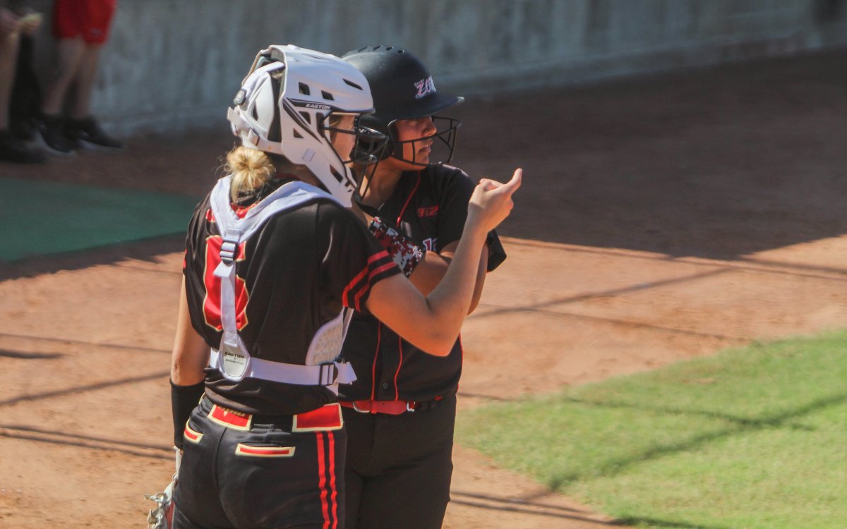 USASoftball's tweet photo. 𝙒𝙤𝙧𝙠𝙞𝙣𝙜 𝙖𝙨 ☝️ on Day 1.

#GOLDNationals | #TheBestPlayInOKC https://t.co/lJGUhcrEQW