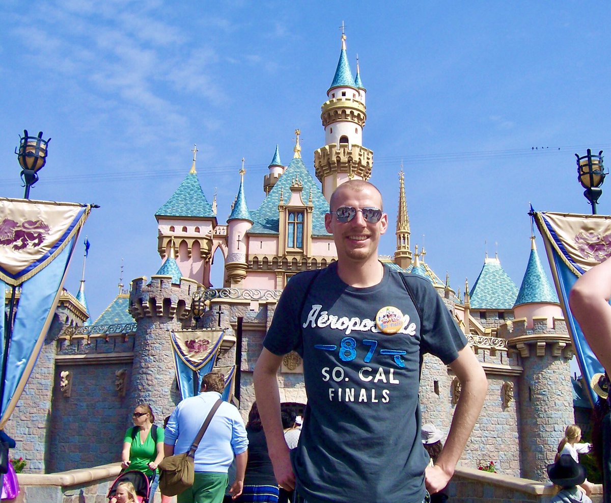 SwietekGautier's tweet photo. Happy birthday @Disneyland ๐ฅณ
#throughbackmonday 2013 #DisneyCastLife #CastLife https://t.co/4jR2I2E0fI