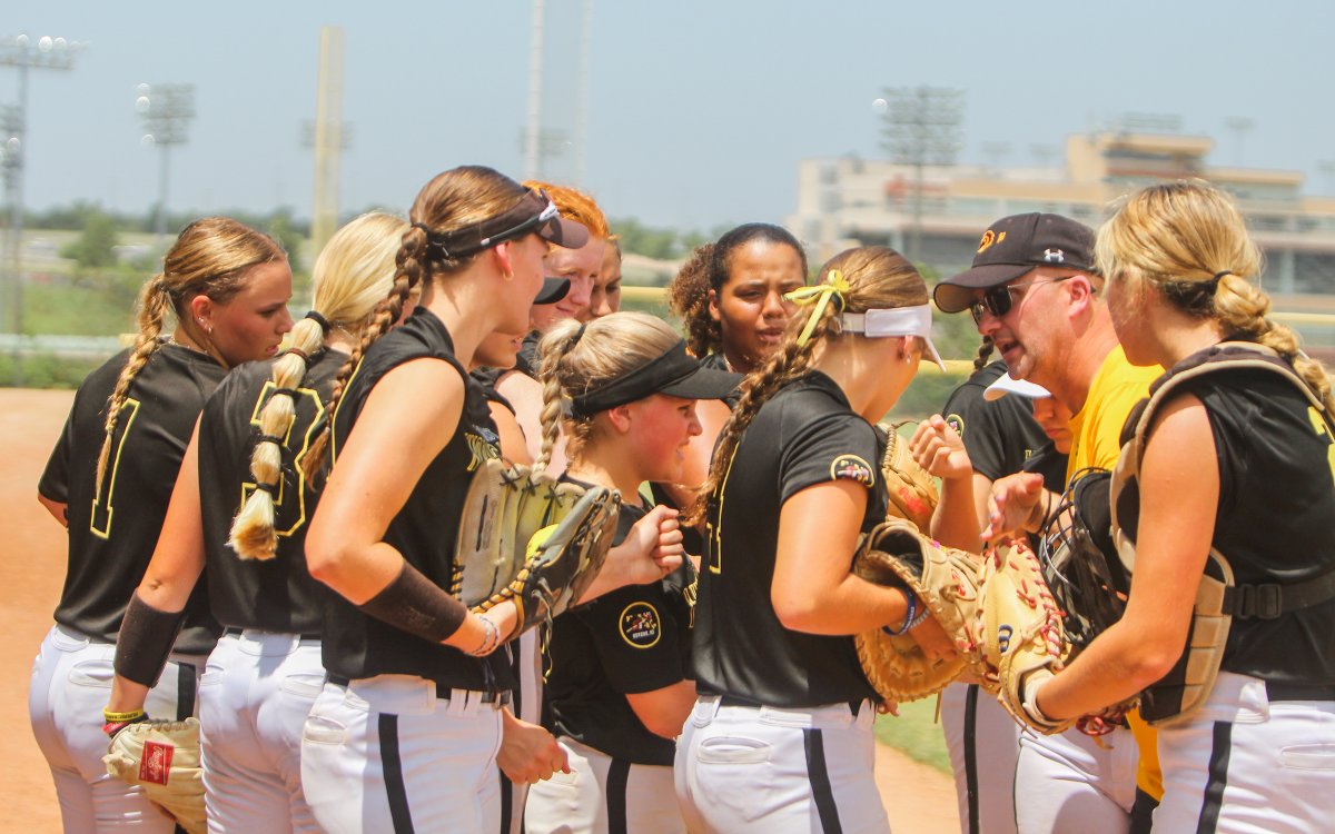 USASoftball's tweet photo. 𝙒𝙤𝙧𝙠𝙞𝙣𝙜 𝙖𝙨 ☝️ on Day 1.

#GOLDNationals | #TheBestPlayInOKC https://t.co/lJGUhcrEQW