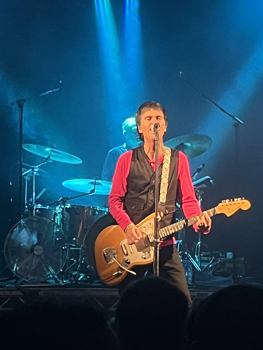 Thank you @Johnny_Marr . Great show in @thepicturedrome . Look forward to next time.  Enjoyed @albertacross too!