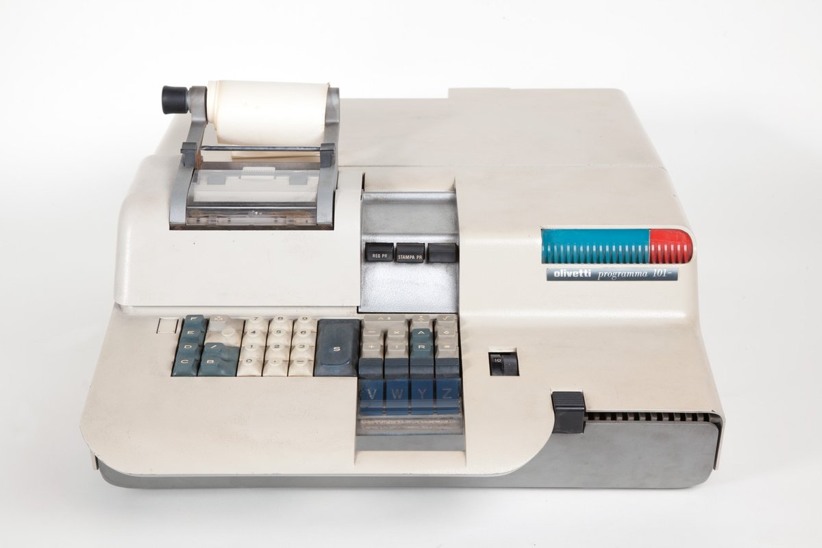 #MeravigliaItalia
1. L'#Olivetti Programma 101 'P101' definita da molti 'Desktop Computer', computer da tavolo, è ritenuta da 1a parte della storiografia informatica il primo #personalcomputer della storia.
La #P101 è una calcolatrice programmabile prodotta tra il 1965 e il 1971