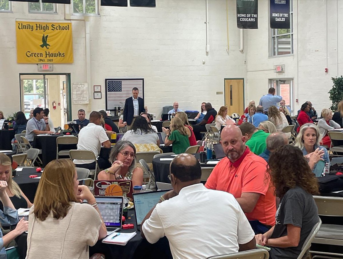 BillieWBerry's tweet photo. Awesome day in @isschools kicking off the upcoming school year with our administrators! #LeadLearnWin https://t.co/DHkHUkH9po
