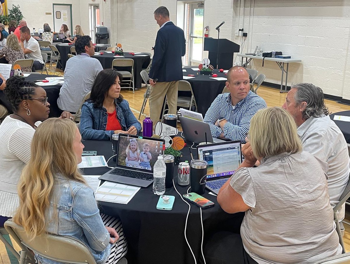 BillieWBerry's tweet photo. Awesome day in @isschools kicking off the upcoming school year with our administrators! #LeadLearnWin https://t.co/DHkHUkH9po