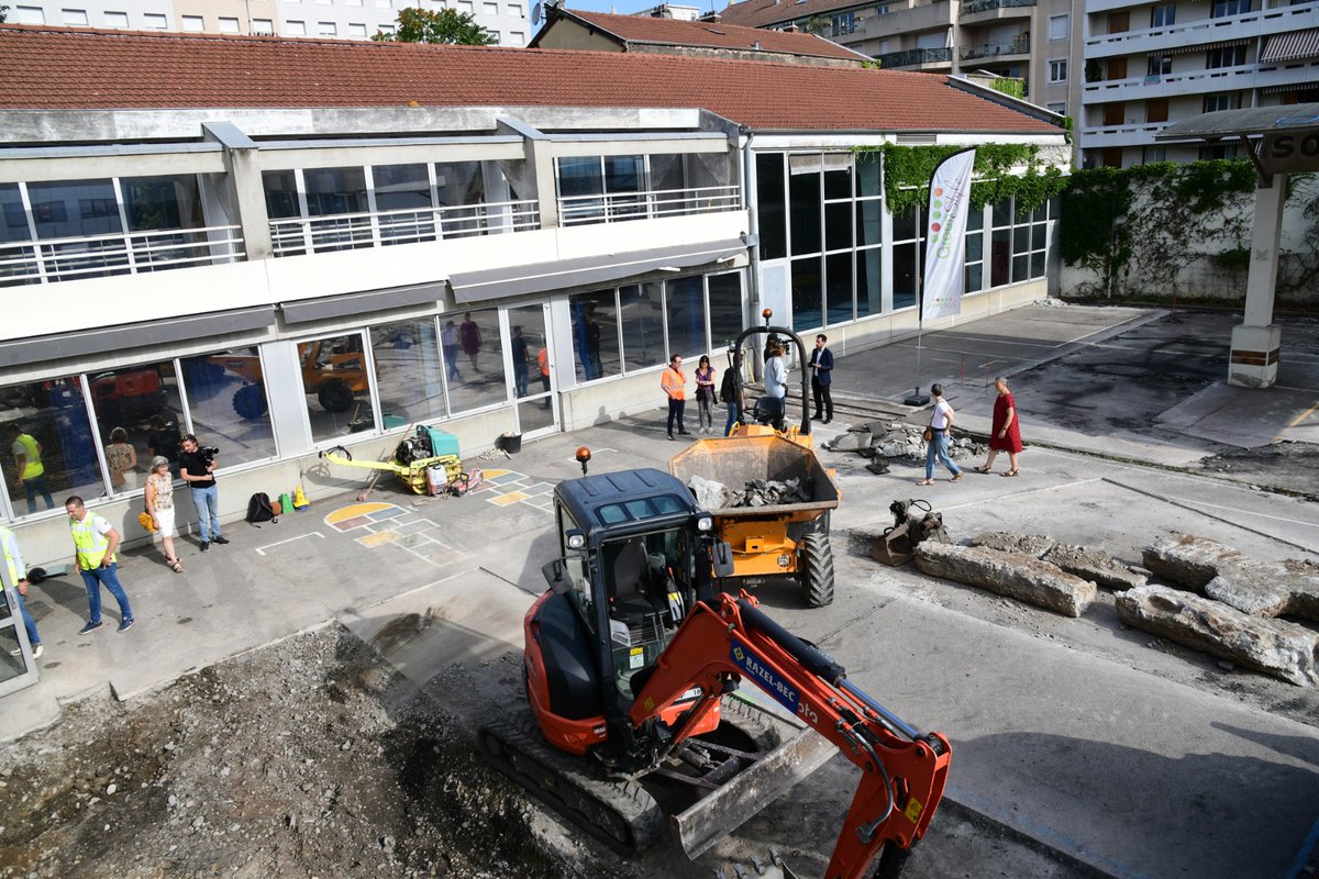 Gregorydoucet's tweet photo. Ici commence une cour nature. Première étape : on retire le bitume !

Les élèves de l'école P. Bert pourront bientôt profiter de 500m² végétalisés, 19 arbres plantés, un potager et un parcours d’aventure. Un cadre idéal pour une pédagogie de plein air favorable au développement. https://t.co/iTRMhIjhTi