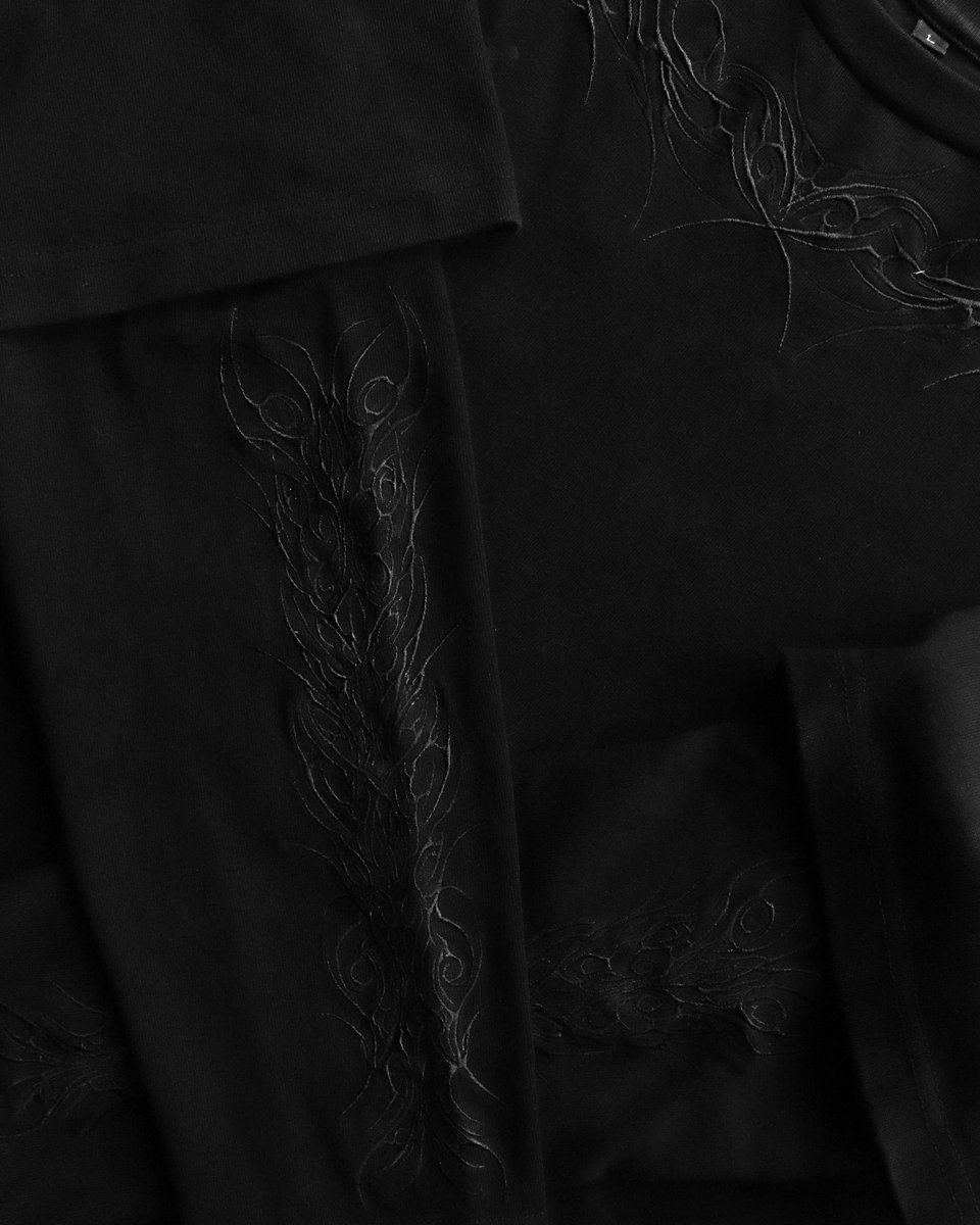 8THWNDR X CURSE - double layer t-shirt
JULY 27TH @ [3PM PST / 6PM EST]
⁃Full Embroidery Details On Upper Chest, Back and Sleeves
⁃Aged Black
⁃12oz Heavyweight Garment
⁃Fully Cut &amp; Sewn
⁃True To Size, Size Up For Oversized Fit