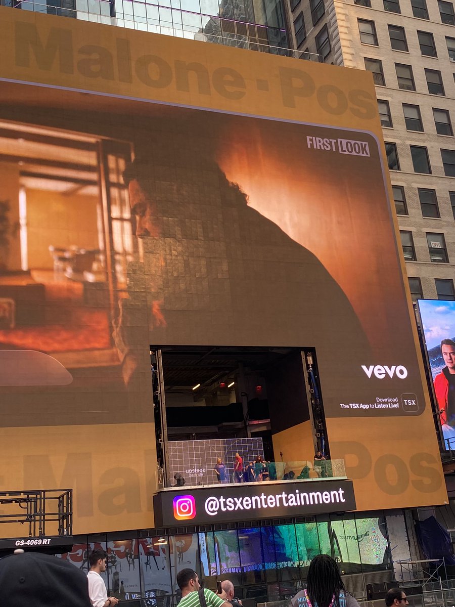summeraa_'s tweet photo. @PostMalone what’s happening in Times Square??? 😳 https://t.co/tKCv8AiJNj