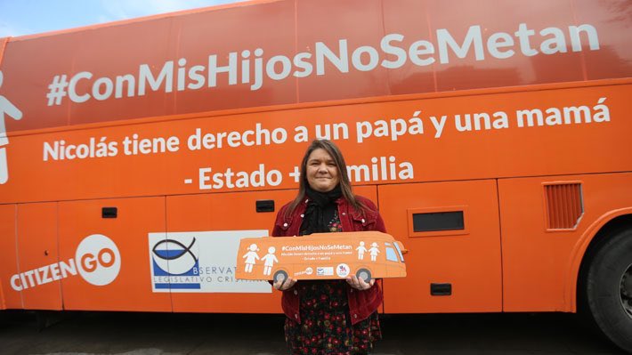 CallamperasCien's tweet photo. #Urgente! @ElTioMamo llame al @eltetera a que le vaya a cambiar una rueda pinchada al bus #ConMisHijosNoTeMetas que se quedo en pana camino donde el Abuelo UDI! 

Zurditos mal pensados! La UDI es autentica y de todes https://t.co/ACYBxJqmeP