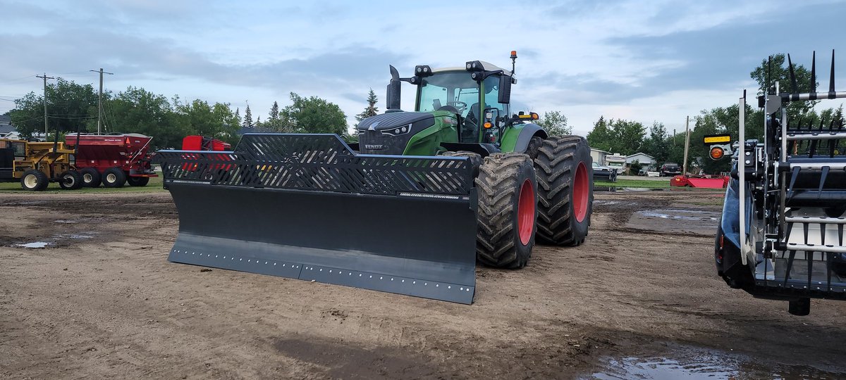 Trochu Motor's just bought a new fold down guard Pitbull Blade and the new light design with lights below guard are well protected. It also has 3PH push protection to take the abuse of today's horsepower. Just another example of Tubeline's commitment to today's changing industry.