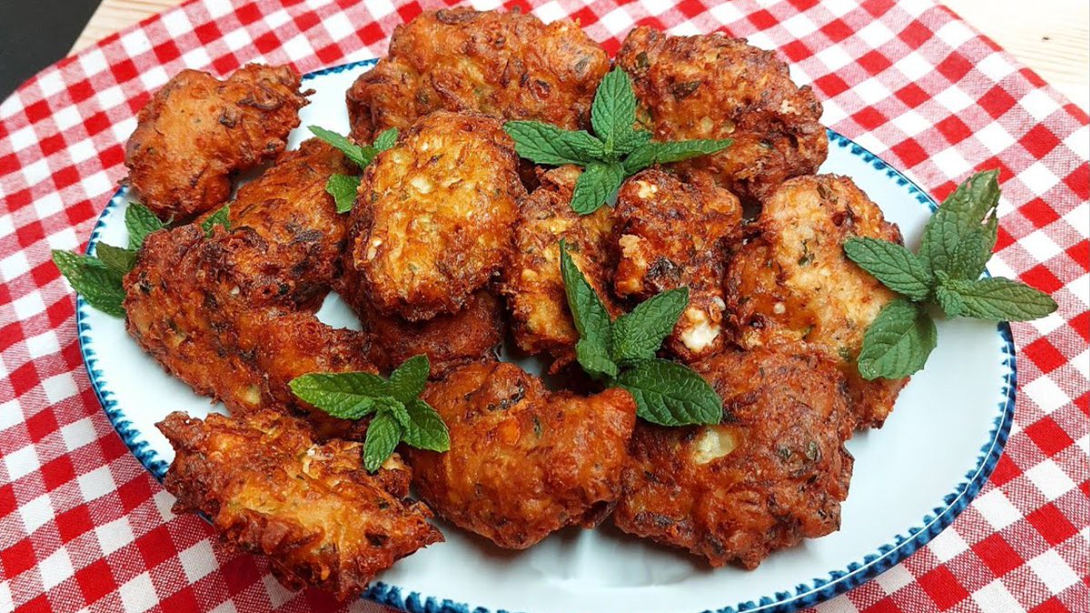 zoliskitchen's tweet photo. 👉 Recipe: https://t.co/isg9cQKTwe
Discover the magic of zucchini fritters with our flavorful recipe. Made with freshly grated zucchini, tangy feta cheese, and aromatic herbs, these crispy delights are perfect for any occasion. 
#zucchinifritters #greekfood #greekmeze #Foodie https://t.co/WWRJ42osbQ