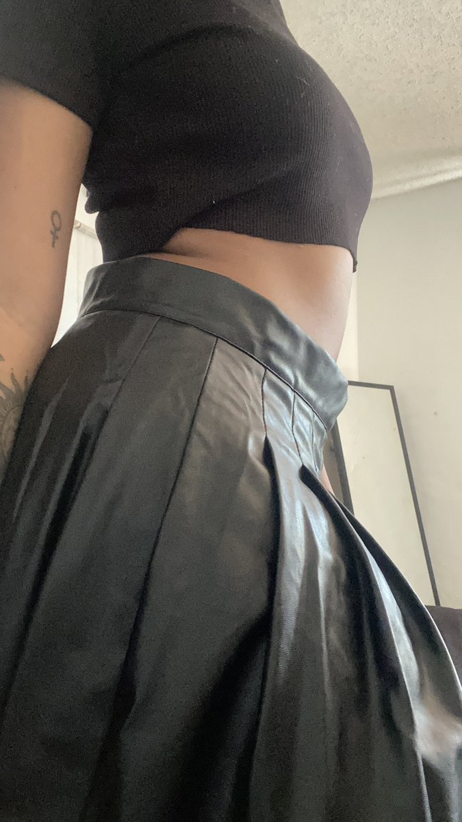 GoddessVenusSL's tweet photo. A peak underneath ☺️🖤 https://t.co/CjDyLnNeNj
