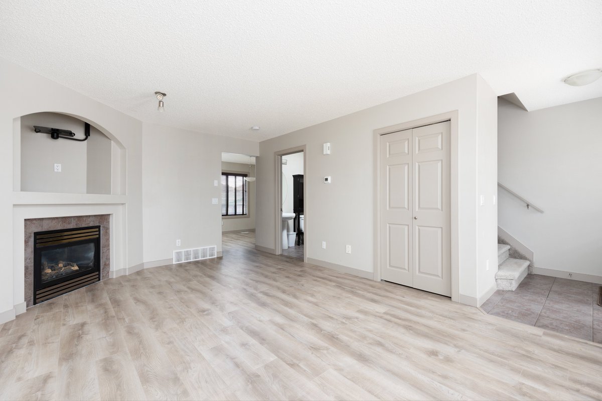 theloregroup's tweet image. ✨🌿 Family Home w/ Legal Suite in Timberlea 🌿✨
257 Rainbow Creek Drive | $429,900
4 🛏 | 2.5 🛁 | 1,436 sqft. 📐
View Listing Here: theloregroup.com/property/A2030…

Contact:
Susan Lore - REALTOR®
780-714-1060 | susan@theloregroup.com

@CBFortMcMurray