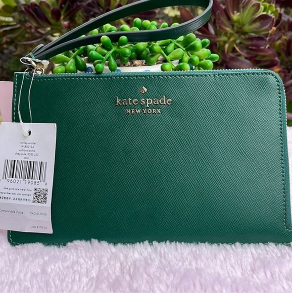 8fun_com's tweet photo. So good I had to share! Check out all the items I'm loving on @Poshmarkapp from @theposhdoc #poshmark #fashion #style #shopmycloset #handcrafted #gap #katespade: https://t.co/kxDpN1G0RB https://t.co/vqlRgg7das