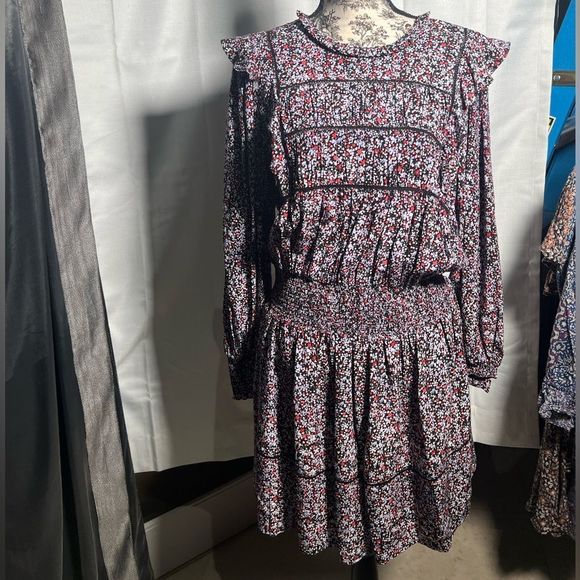 thinblue_apple's tweet photo. So good I had to share! Check out all the items I'm loving on @Poshmarkapp #poshmark #fashion #style #shopmycloset #gap #loft #rails: https://t.co/wWVjqBwtvZ https://t.co/OEvEGJZkUj