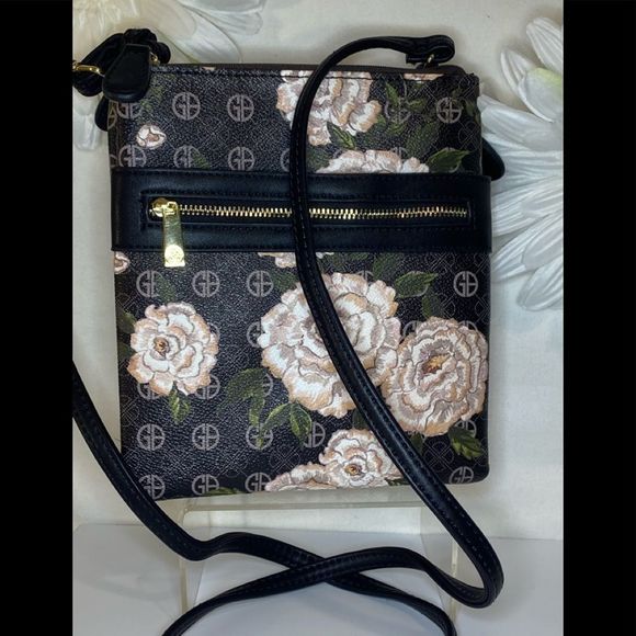 Sing4Life8's tweet photo. So good I had to share! Check out all the items I'm loving on @Poshmarkapp from @girlhoneeey #poshmark #fashion #style #shopmycloset #gianibernini: https://t.co/ucusSiXIB2 https://t.co/Hq53ctzEBt