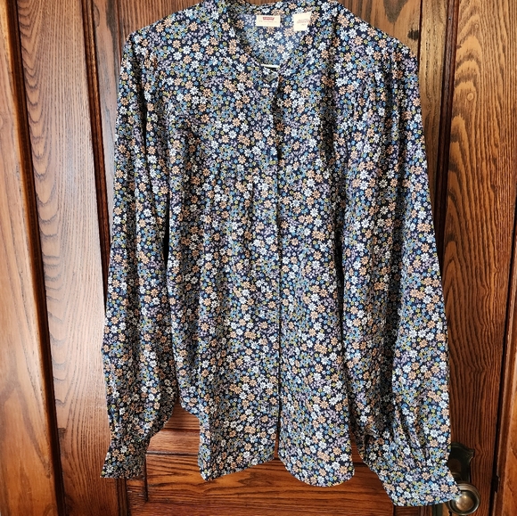 ClothesPlz's tweet photo. So good I had to share! Check out all the items I'm loving on @Poshmarkapp #poshmark #fashion #style #shopmycloset #levis: https://t.co/MsT4tndN0K https://t.co/M5B1lAahp9