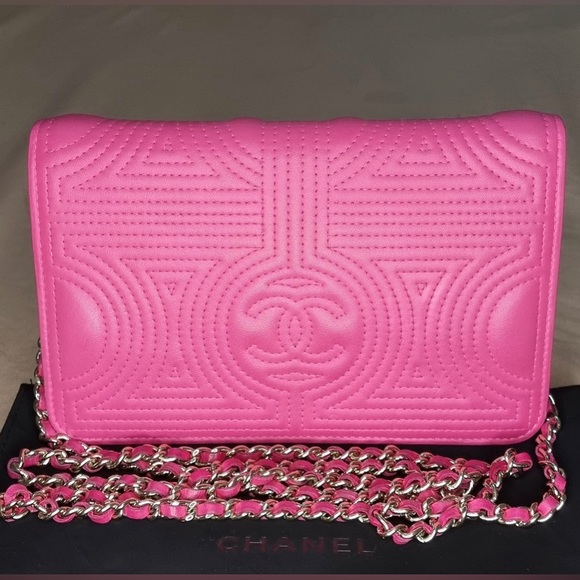Penelope_Kol's tweet photo. So good I had to share! Check out all the items I'm loving on @Poshmarkapp #poshmark #fashion #style #shopmycloset #chanel: https://t.co/Kuu8T0rDX0 https://t.co/YrqXT01bxt
