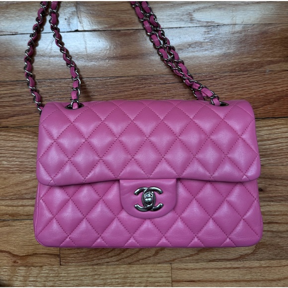 Penelope_Kol's tweet photo. So good I had to share! Check out all the items I'm loving on @Poshmarkapp #poshmark #fashion #style #shopmycloset #chanel: https://t.co/Kuu8T0rDX0 https://t.co/YrqXT01bxt