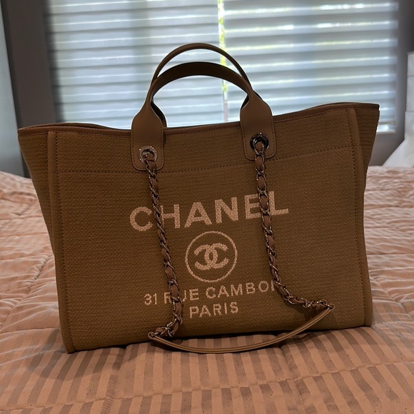 Penelope_Kol's tweet photo. So good I had to share! Check out all the items I'm loving on @Poshmarkapp #poshmark #fashion #style #shopmycloset #chanel: https://t.co/Kuu8T0rDX0 https://t.co/YrqXT01bxt