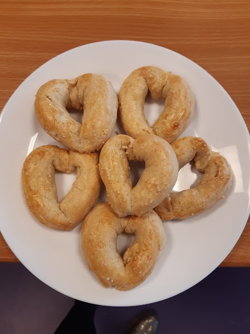 OxHospSchool's tweet photo. Spreading love and kindness at the Children’s Hospital with yummy heart-shaped pretzels!
#Kindness #Love #BeKind #ValueOfTheTerm https://t.co/30JXfkI9fB