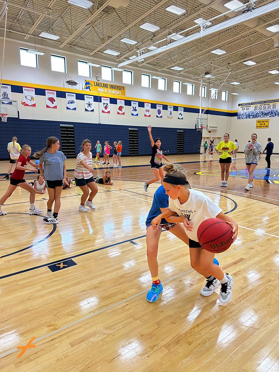 MuskiesWBB's tweet photo. Last week our WBB team had our annual camp. We hope it made a big splash on the youth in our community &amp; beyond! 

These kiddos were able to advance their bball skills, bring out a new competitive side, &amp; have a few dance parties a long the way! 

Future Muskies in the making! 🐠 https://t.co/sCf7LKnWE0