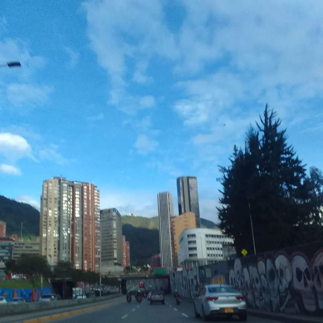 DIEGO_UREX's tweet photo. 🇨🇴#Bogotá radiante ☕📚🌆 https://t.co/AJ4w5GvOzW