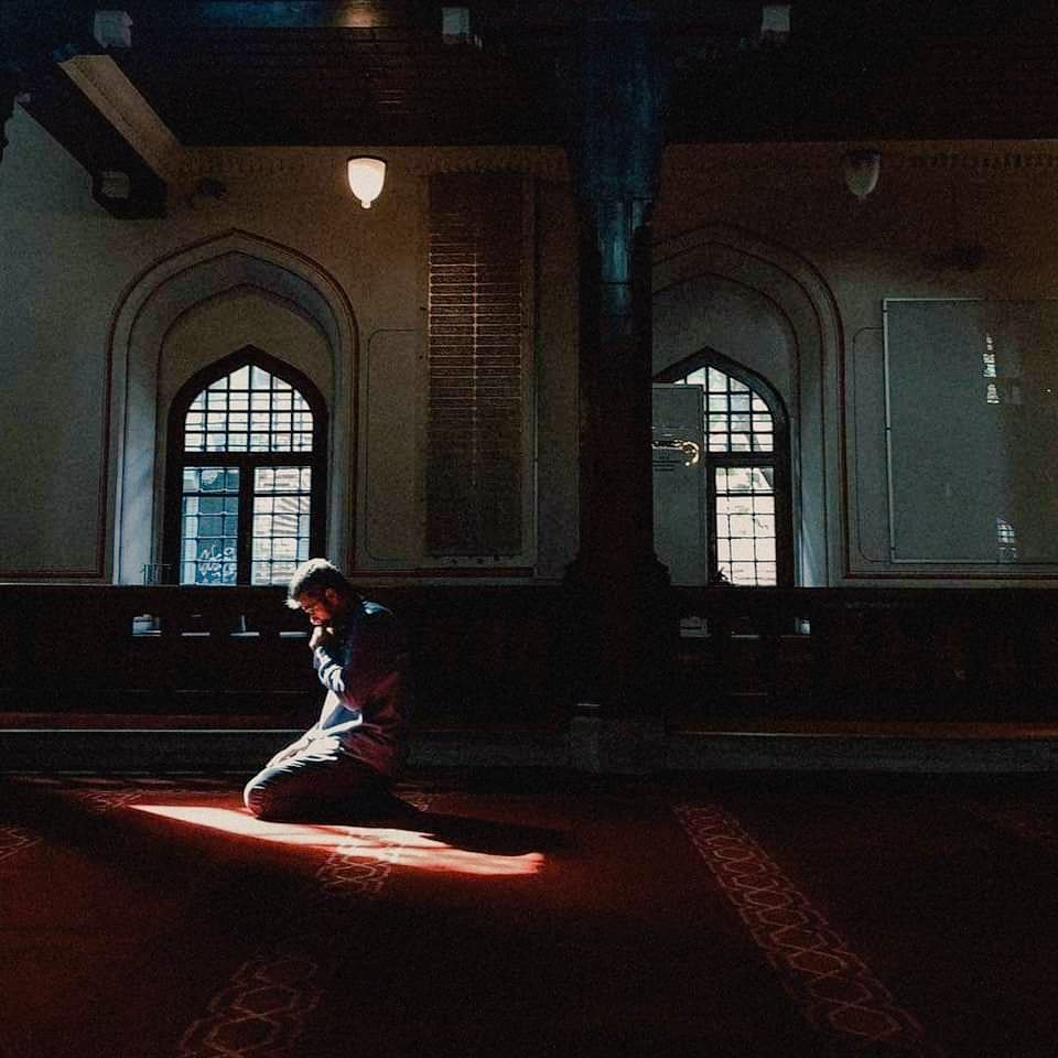 "جِئْتُ إِلَى بَابِكَ، لا أَدْرِي مَا جَاءَ بِي
مُشْتَاقٌ إِلَهِي، وَعَبْرَةُ الذَّنْبِ تَقْتُلُنِي" 💙