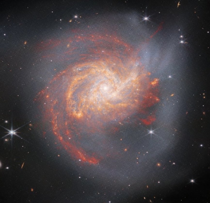 Etienne KLEIN (@etienneklein) on Twitter photo La galaxie NGC 3256 photographiée dans l’infrarouge par le <a href="/NASAWebb/">NASA Webb Telescope</a>. Elle est le produit de la collision de deux galaxies spirales qui se sont gentiment percutées iI y a 500 millions d'années. Des étoiles, elle en fabrique en veux-tu en voilà. La galaxie NGC 3256 photographiée dans l’infrarouge par le <a href="/NASAWebb/">NASA Webb Telescope</a>. Elle est le produit de la collision de deux galaxies spirales qui se sont gentiment percutées iI y a 500 millions d'années. Des étoiles, elle en fabrique en veux-tu en voilà.