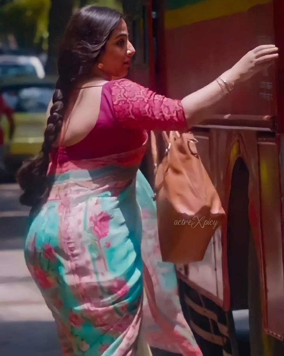 SultryFrames's tweet photo. Hotness alert: Fat Vidya Balan 
#fat #huge #bollywood #actress  #movie #actress #photooftheday #movie https://t.co/adiWIIj9kz