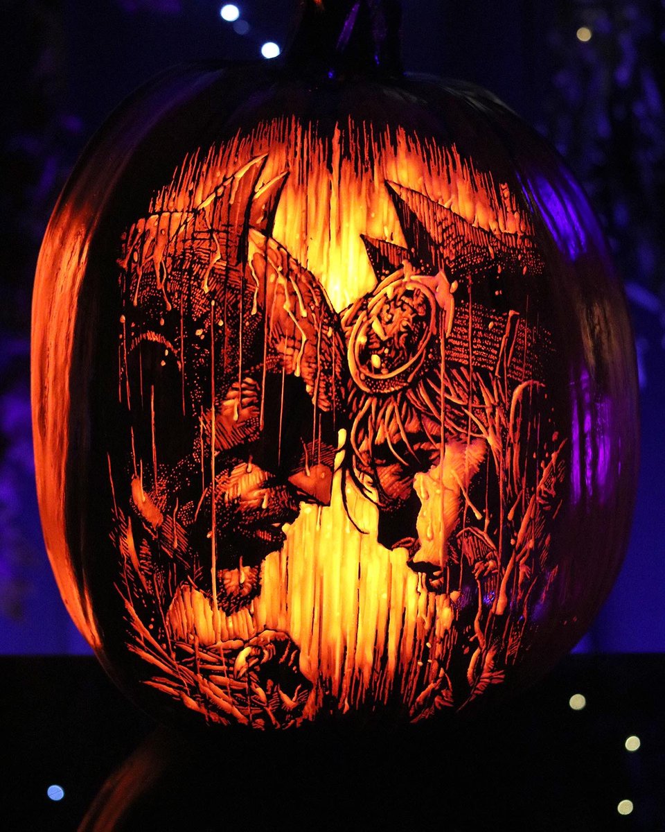 jo3y3dwards's tweet photo. Here is my finished #batman HUSH carve, based on the art of Jim Lee. Took about 26-27 hours to complete. This was carved on a 18” Boland model Funkins foam pumpkin so it will never rot. 
Happy #halloween 🎃✨🦇 https://t.co/vCtU6IBfy4