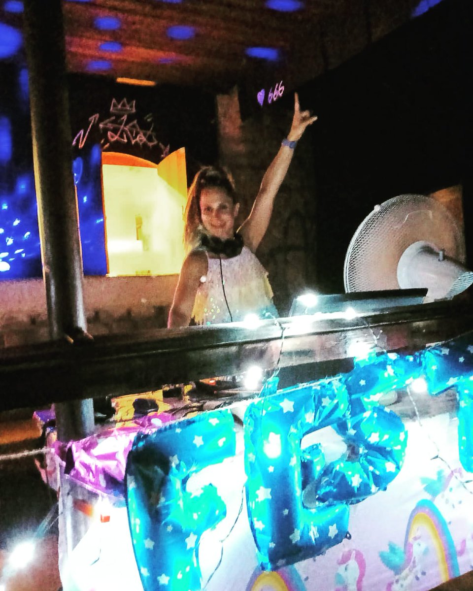 unixaverse's tweet photo. My birthday party called KLARAFEST.  Not the best quality pic, but quality event! What a night! 11/10 😄🌈🍀❣��💫🦄#unixa #unixaverse #unixadj #dj #birthday #birthdayparty #party #djgirl #djing https://t.co/HYQIxRoSaq