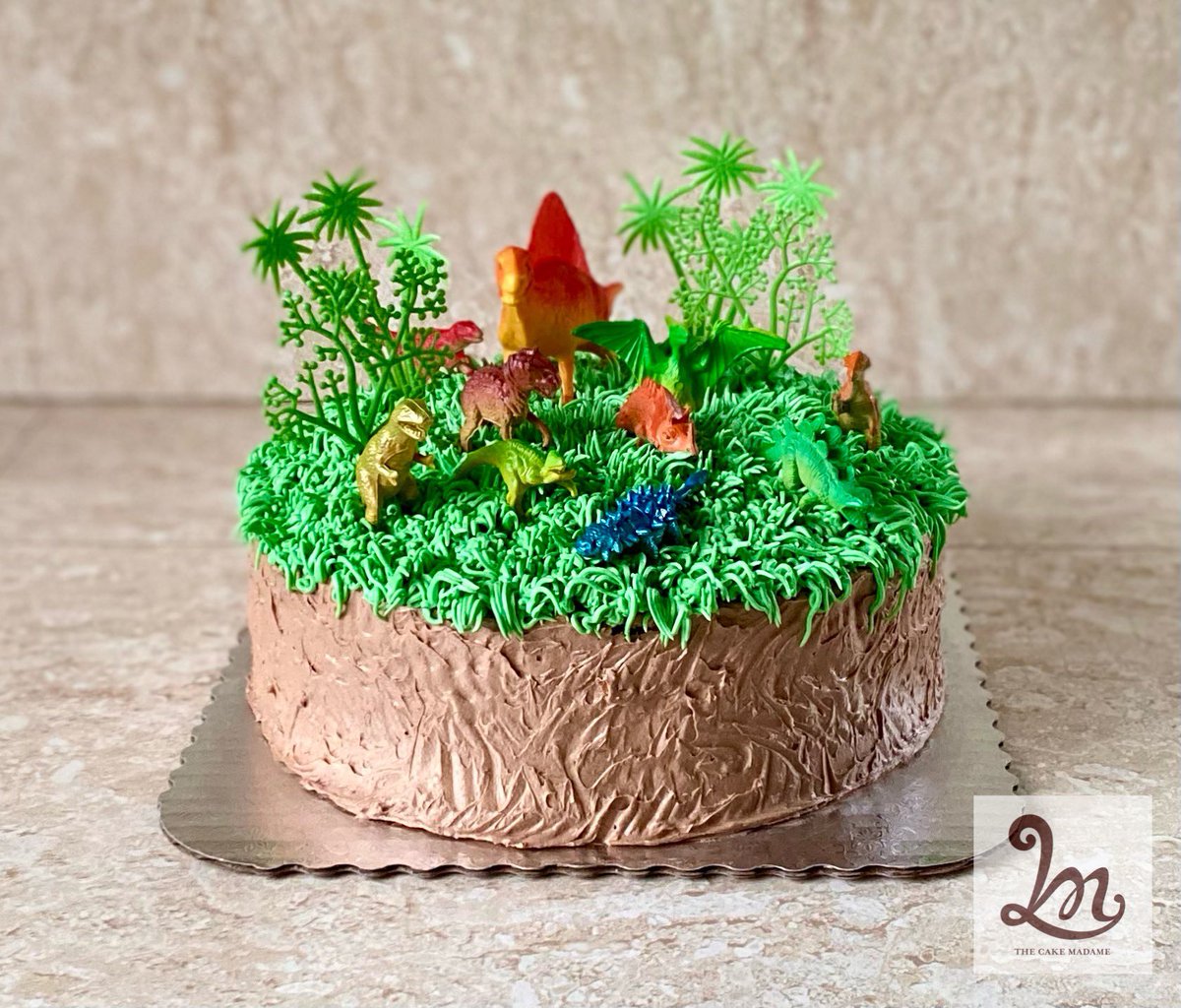 TheCakeMadame's tweet photo. For the 4 year old who loves his dinosaurs, surprised him with a 2 layered orange sponge and red velvet dinosaur themed cake!
#DinosaurCake #OrangeSponge #RedVelvet #ButtercreamFrosting #Cakegasm https://t.co/C66vAL36gK