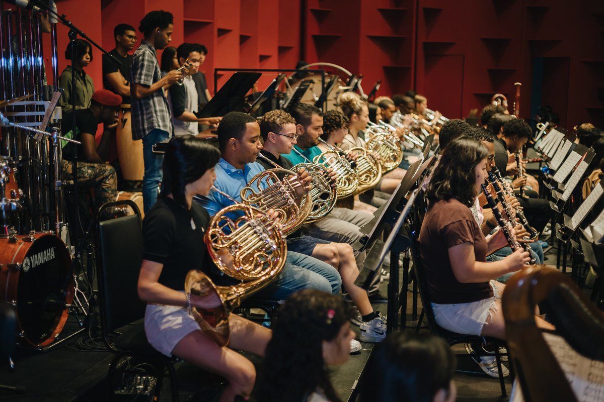 fsinfoniard's tweet photo. ¡Que emoción! 🎻🤩📯 Esta mañana en el Teatro Nacional, pudimos vivir el ENSAYO SIDE-BY-SIDE (lado a lado) entre la National Youth Orchestra 2 (NYO2) y jóvenes músicos del @CNMRepDom y #FestiBand. https://t.co/lZiNUZvyw1