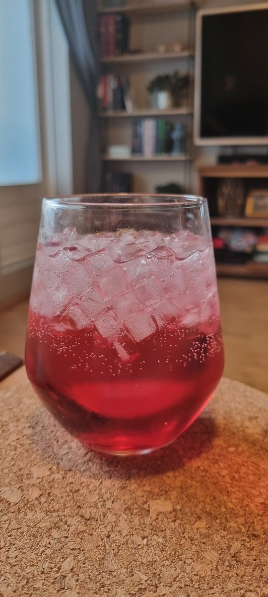 Ansi gott, og bara notalegt svona í seinustu dreggjum sólar þetta kvöldið.

Litla borvélin mín dó drottni sínum í seinustu metrum þess að setja upp hilluna sem hefur verið inni í forstofu frá því í maí.

Hillan fór þó á vegginn svo nú verðlauna ég mig.

Téð hilla í bakgrunni.