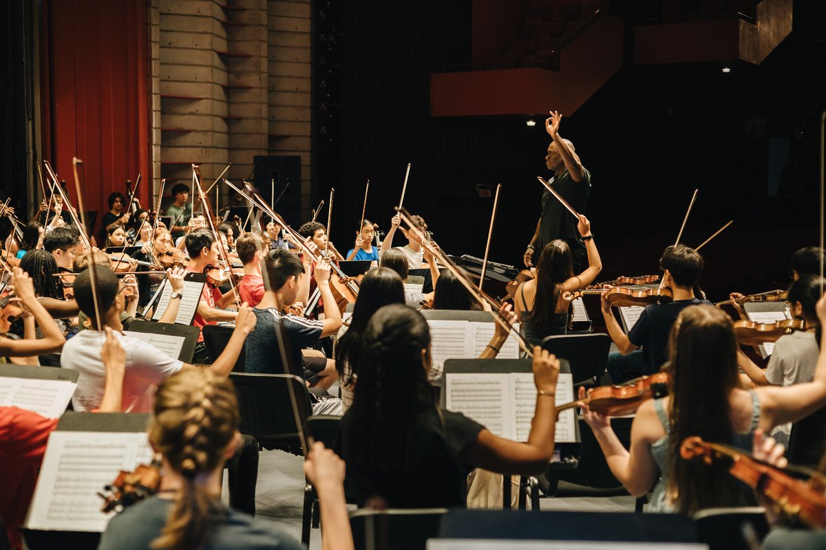 fsinfoniard's tweet photo. ¡Que emoción! 🎻🤩📯 Esta mañana en el Teatro Nacional, pudimos vivir el ENSAYO SIDE-BY-SIDE (lado a lado) entre la National Youth Orchestra 2 (NYO2) y jóvenes músicos del @CNMRepDom y #FestiBand. https://t.co/lZiNUZvyw1